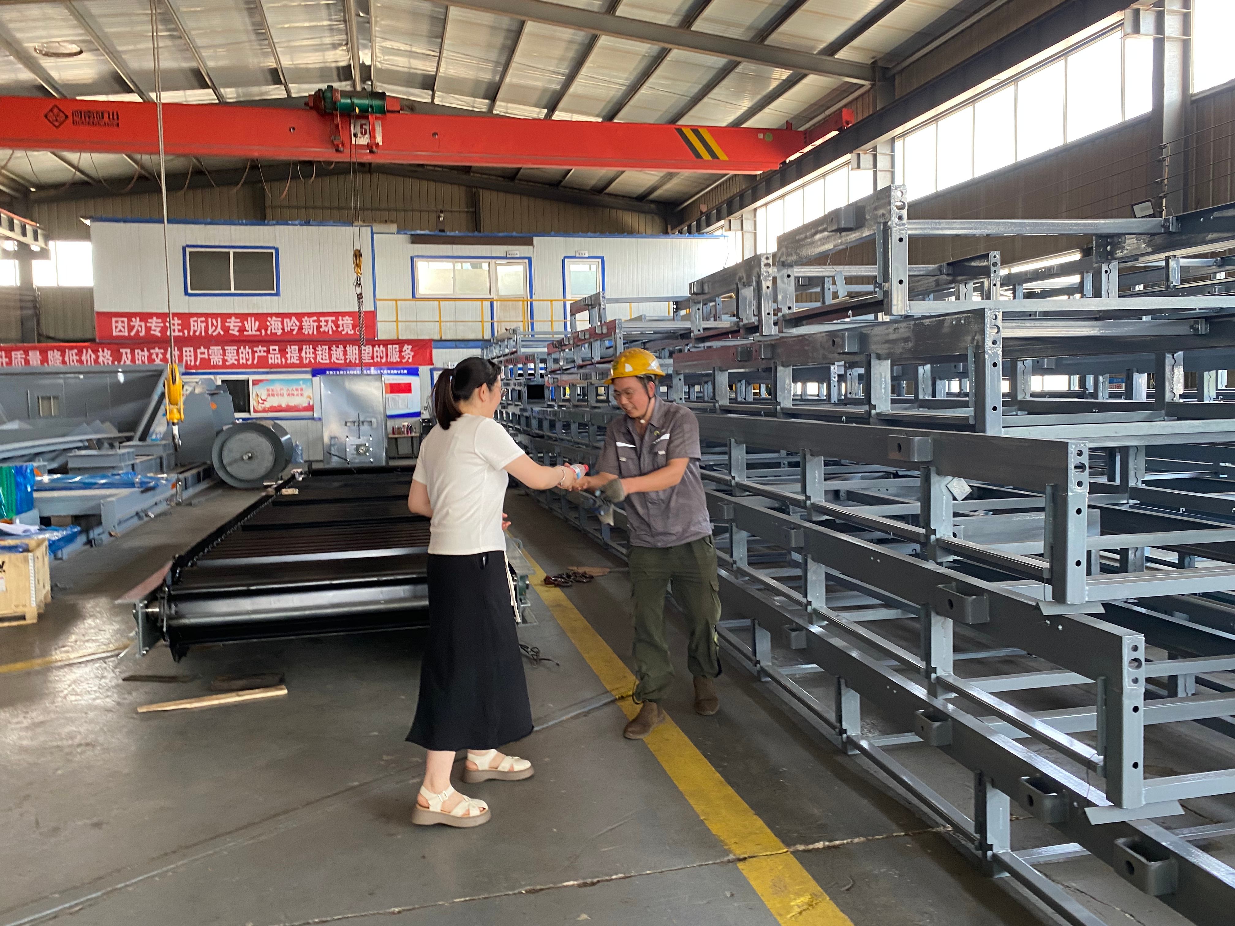 酷暑里的一縷清涼 ---工會主席王林林到智造中心慰問一線員工